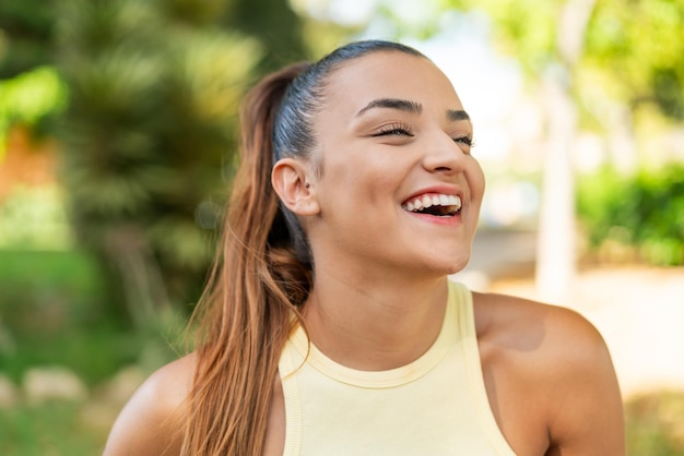 Giovane bella donna all'aperto con un'espressione felice