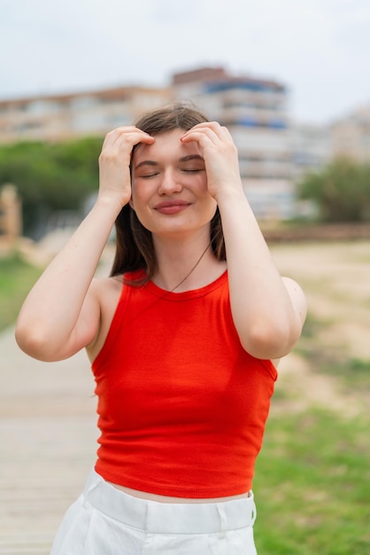 Giovane bella donna all'aperto ritratto