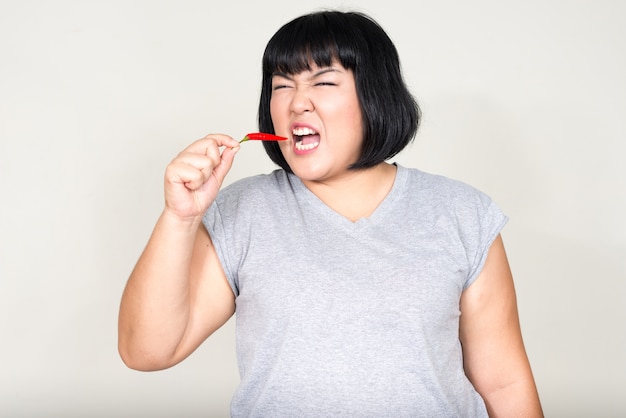 giovane bella donna asiatica con i capelli corti su bianco