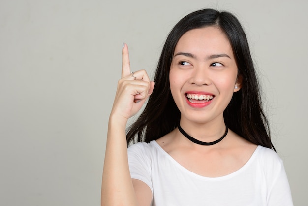 giovane bella donna asiatica contro lo spazio bianco