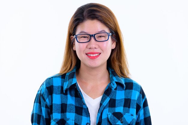 giovane bella donna asiatica hipster che indossa occhiali da vista isolati contro il muro bianco