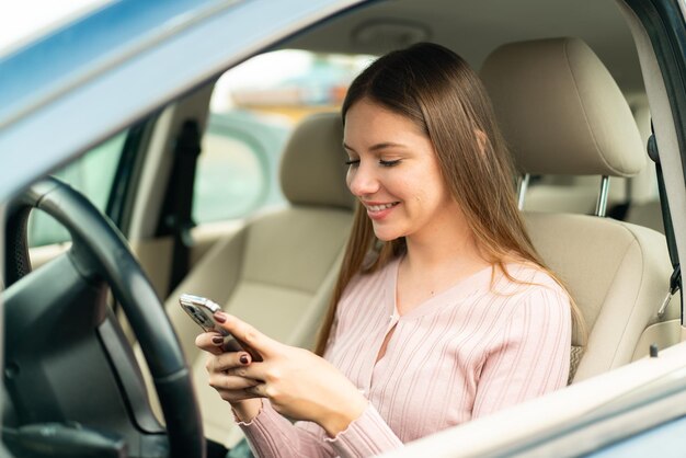 Giovane bella donna bionda all'interno di un'auto