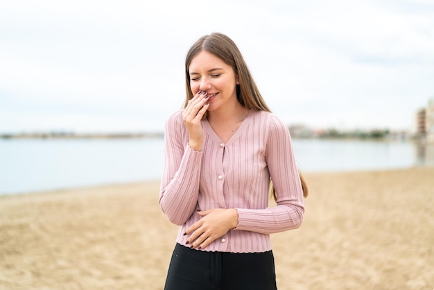 Giovane bella donna bionda che sorride molto