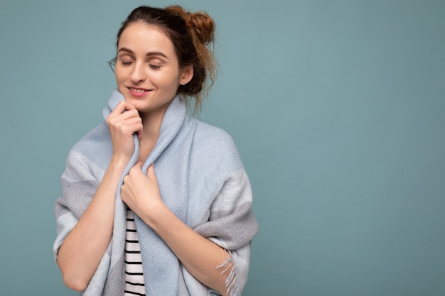 Giovane bella donna bionda scura carina felice con emozioni sincere isolato sulla parete di fondo con lo spazio della copia che indossa abiti casual. Goditi il concetto.