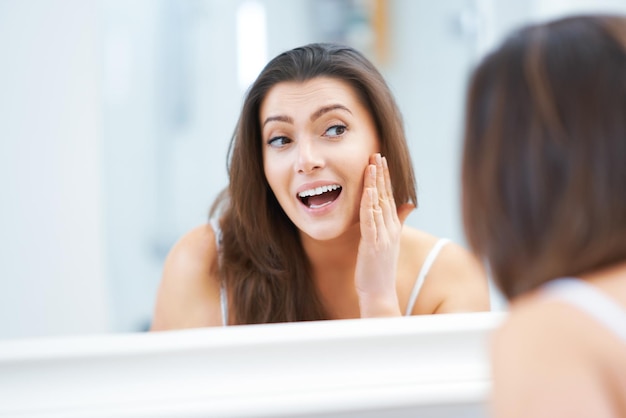 Giovane bella donna bruna in bagno Foto di alta qualità