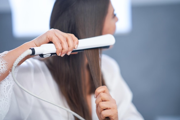 Giovane bella donna bruna nella cura dei capelli del bagno Foto di alta qualità