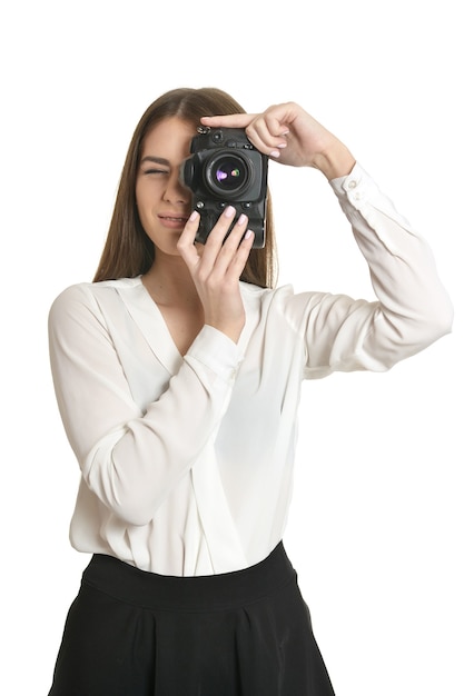 Giovane bella donna caucasica con fotocamera su sfondo bianco