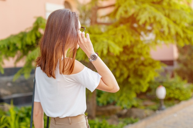 Giovane bella donna caucasica in posa all&#39;aperto in città