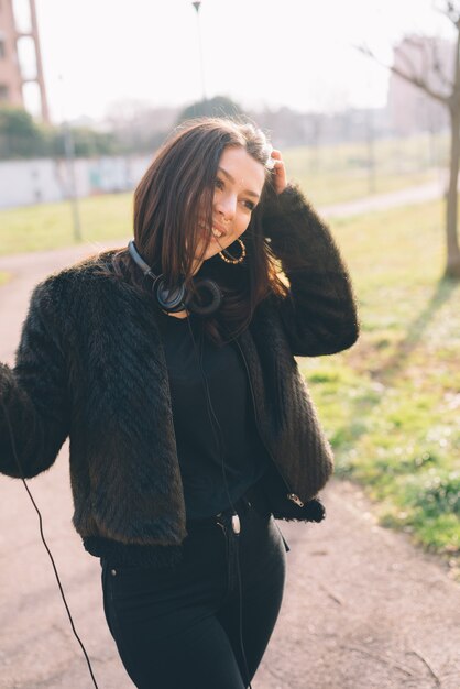 giovane bella donna che ascolta la musica con le cuffie