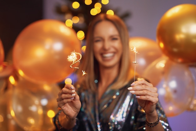 Giovane bella donna che celebra 21 anni. Foto di alta qualità