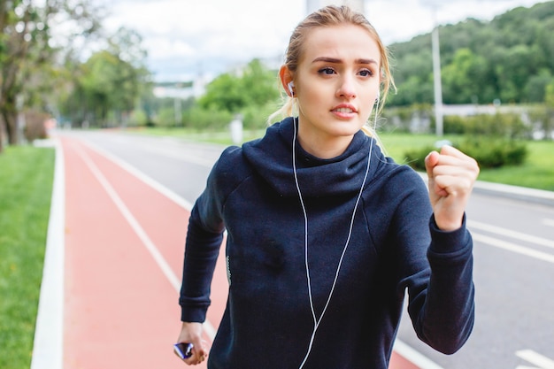 Giovane bella donna che corre all&#39;aperto.