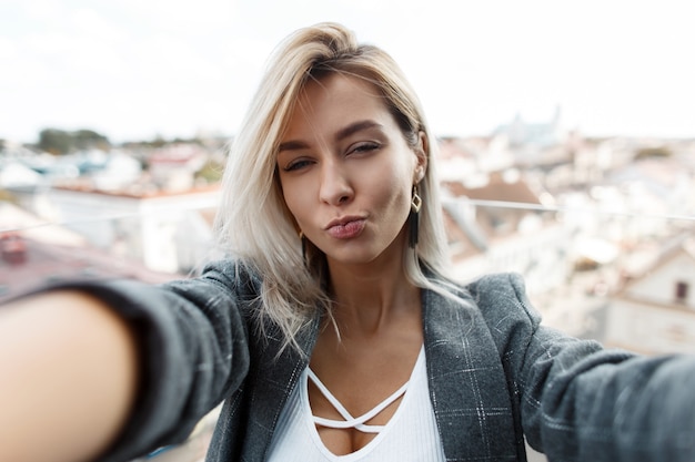 Giovane bella donna che fa selfie in città. Ragazza di viaggio