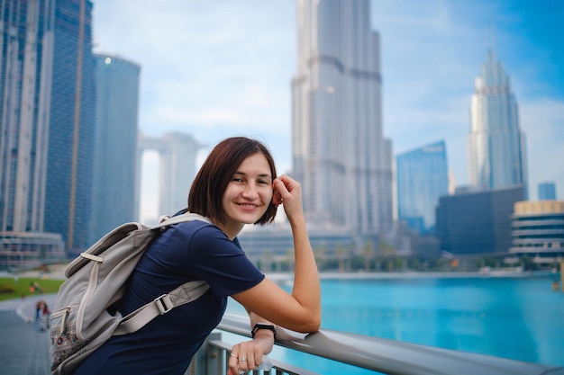 Giovane bella donna che gode della vista del centro di Dubai