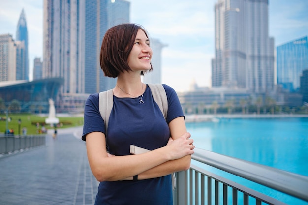 Giovane bella donna che gode della vista del centro di Dubai