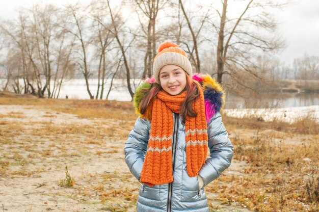 Giovane bella donna che indossa abiti invernali. Ragazza adolescente in giacca e cappello.