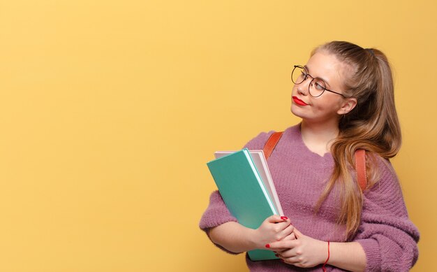 Giovane bella donna che pensa o dubita del concetto di studente di espressione