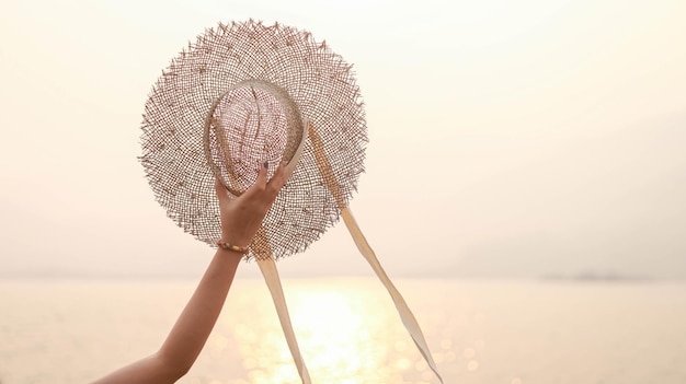 Giovane bella donna che si rilassa nel mare Ragazza asiatica del viaggiatore felice in bikini Tie Dye Stile di vita estivo vacanza sulla spiaggia tropicale in riva al mare