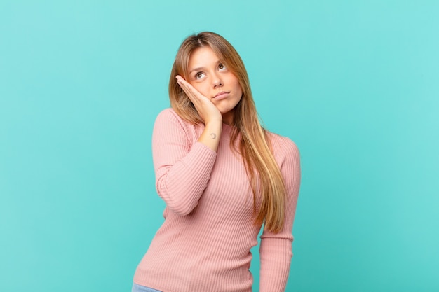 Giovane bella donna che si sente annoiata, frustrata e assonnata dopo una noiosa