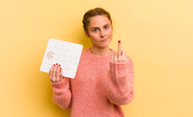 Giovane bella donna che si sente arrabbiato infastidito concetto di puzzle ribelle e aggressivo