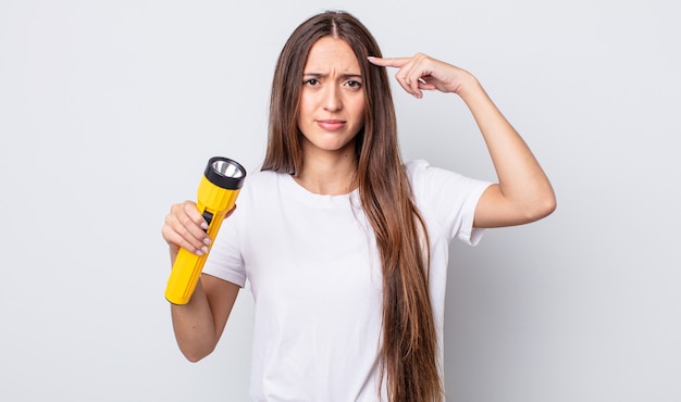 Giovane bella donna che si sente confusa e perplessa, mostrando che sei pazzo. concetto di lanterna