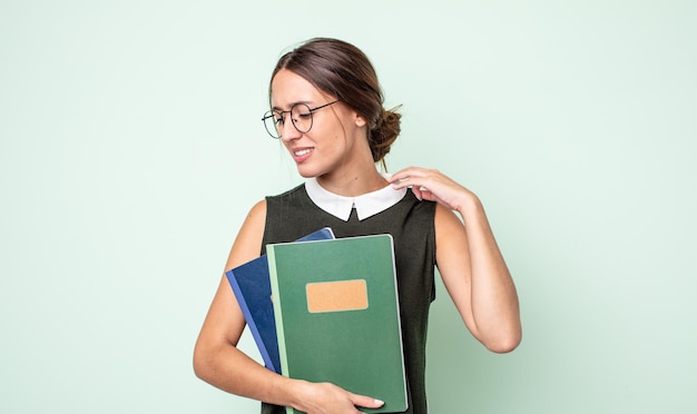 Giovane bella donna che si sente stressata, ansiosa, stanca e frustrata. concetto universitario