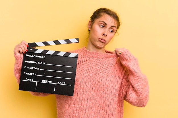 Giovane bella donna che si sente stressata, stanca e frustrata, concetto di batacchio cinematografico