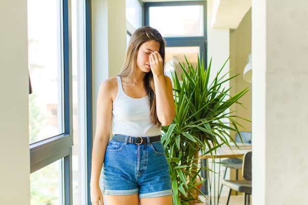 Giovane bella donna che si sente stressata