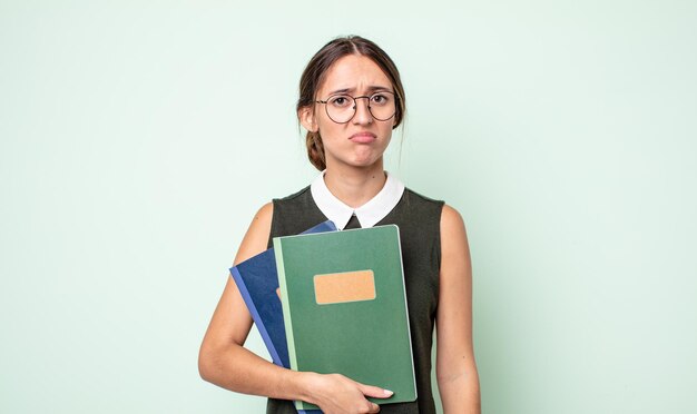 Giovane bella donna che si sente triste e piagnucolona con uno sguardo infelice e piange. concetto universitario