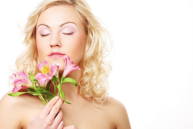 Giovane bella donna con fiore rosa