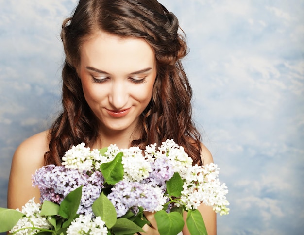 Giovane bella donna con fiori lilla