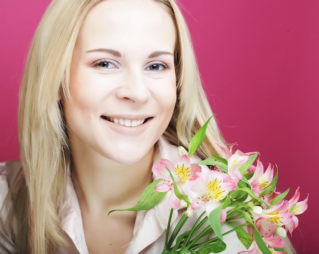 Giovane bella donna con fiori rosa