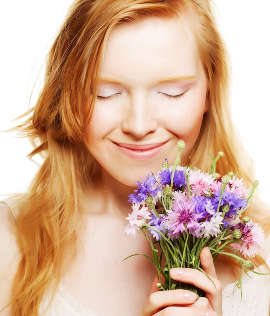 giovane bella donna con fiori