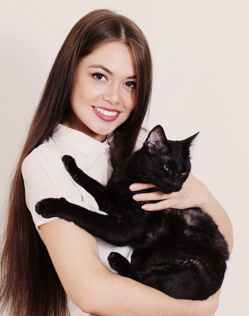 Giovane bella donna con gatto