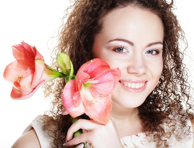 Giovane bella donna con grandi fiori rosa