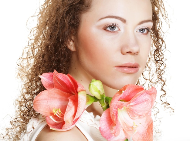 Giovane bella donna con grandi fiori rosa