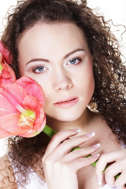 Giovane bella donna con grandi fiori rosa