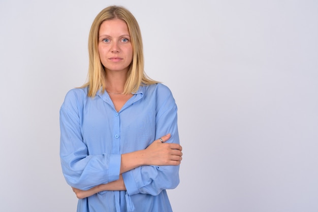 giovane bella donna con i capelli biondi