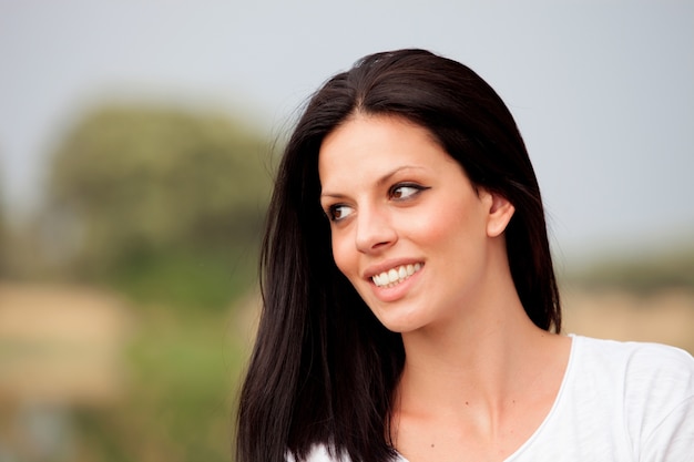 Giovane bella donna con i capelli castani