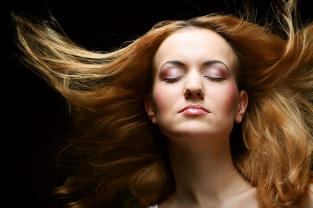 Giovane bella donna con i capelli lunghi