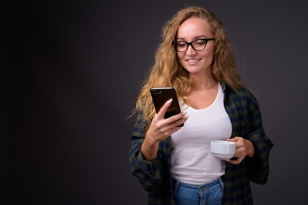 giovane bella donna con lunghi capelli biondi ondulati