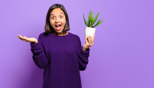 Giovane bella donna con un cactus