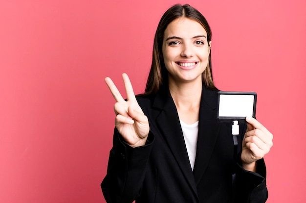 Giovane bella donna con una tessera di accreditamento