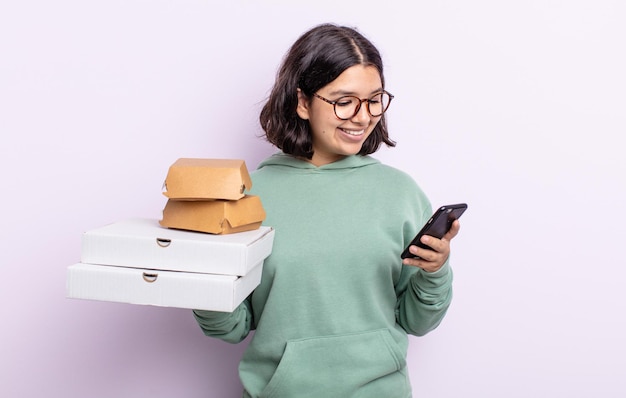 Giovane bella donna con uno smartphone e porta via il concetto di fast food