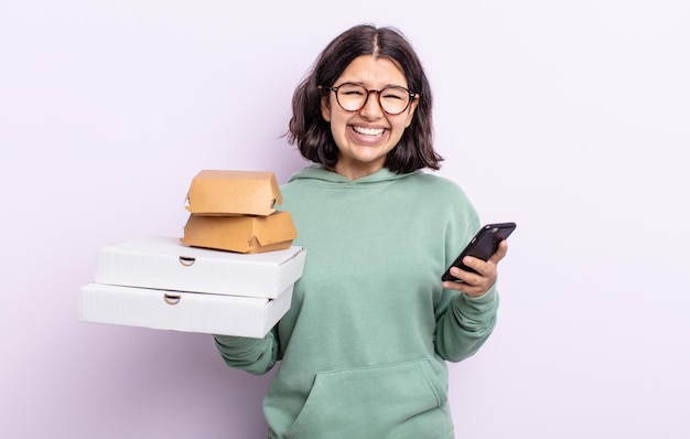 Giovane bella donna con uno smartphone e porta via il concetto di fast food