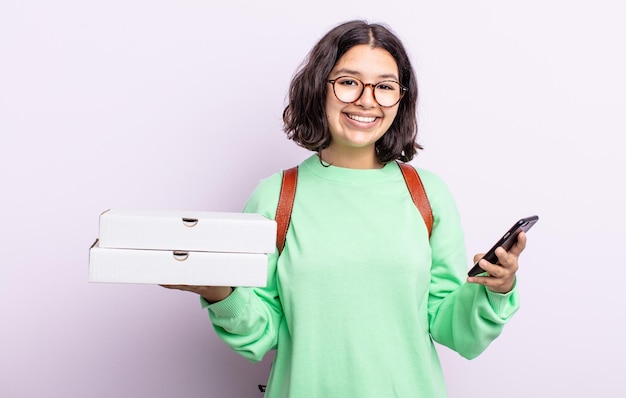 Giovane bella donna con uno smartphone e porta via il concetto di fast food