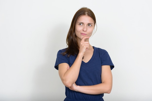 giovane bella donna contro il muro bianco