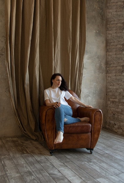 Giovane bella donna da vicino in studio fotografico con luce naturale