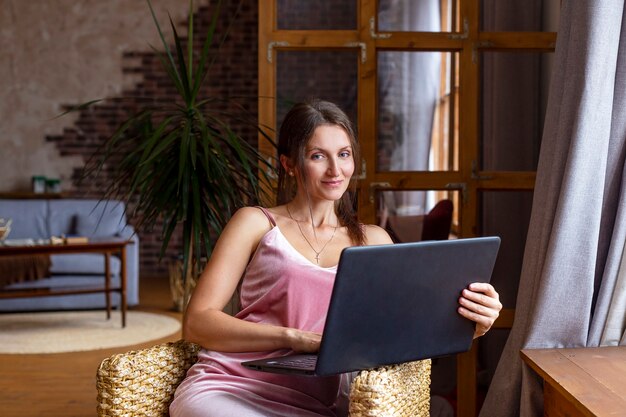 Giovane bella donna di affari o studente che lavora a casa utilizzando il laptop. Istruzione o concetto di libero professionista