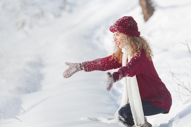 Giovane bella donna divertendosi nell'orario invernale all'aperto