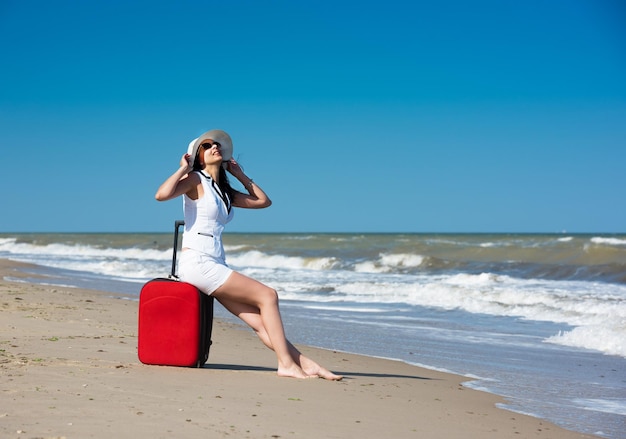 Giovane bella donna durante le vacanze al mare